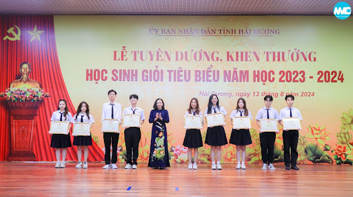 Lễ Tuyên dương, khen thưởng học sinh giỏi, giáo viên có thành tích xuất sắc trong công tác bồi dưỡng học sinh giỏi năm học 2023-2024